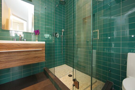 Colores contundentes: baño verde esmeralda