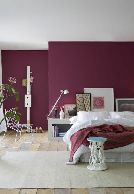 A cor vinho na decoração da casa -parede do quarto