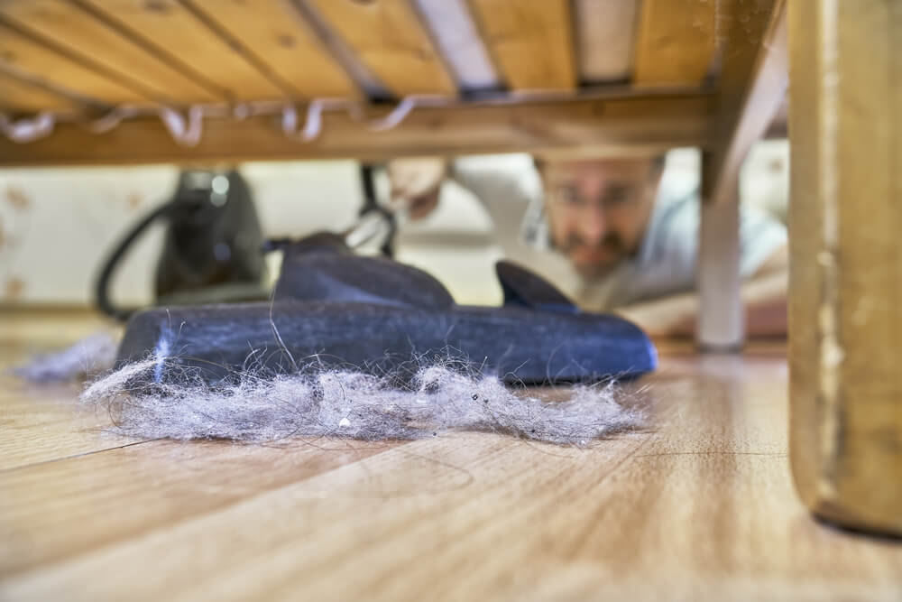 ¿Por qué se acumula tanto polvo debajo de las camas?