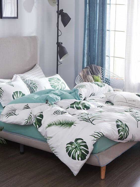 Ropa de cama con hojas de plantas
