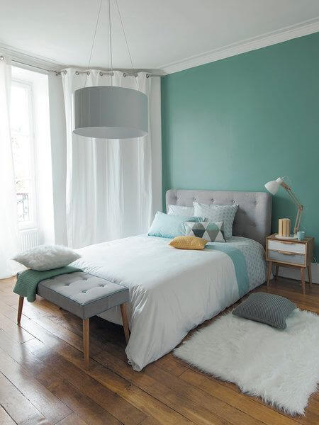 Dormitorio decorado en color verde menta