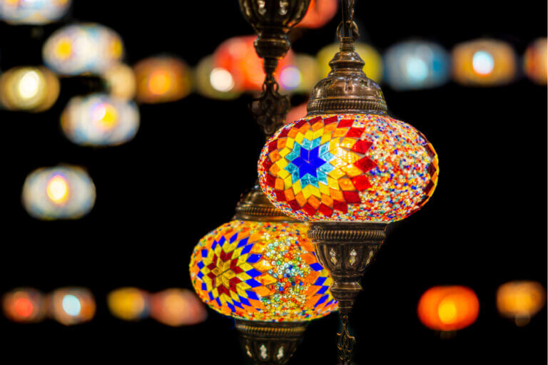 El encanto de las lámparas turcas en la decoración