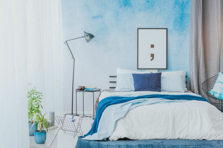 Azul y blanco, la combinación perfecta para el dormitorio