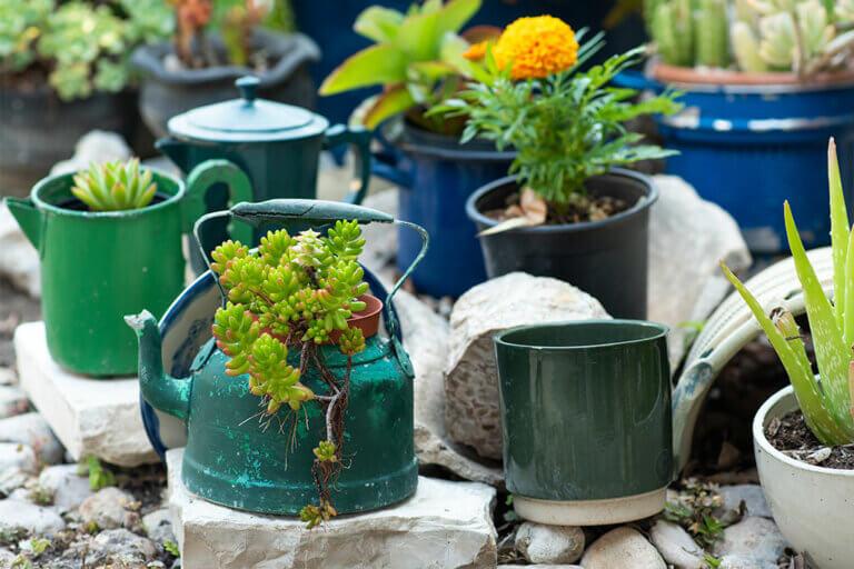 5 macetas recicladas y originales para decorar tu jardín
