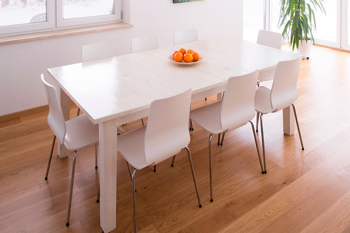 Decora la tua sala da pranzo minimalista con un pavimento in parquet.