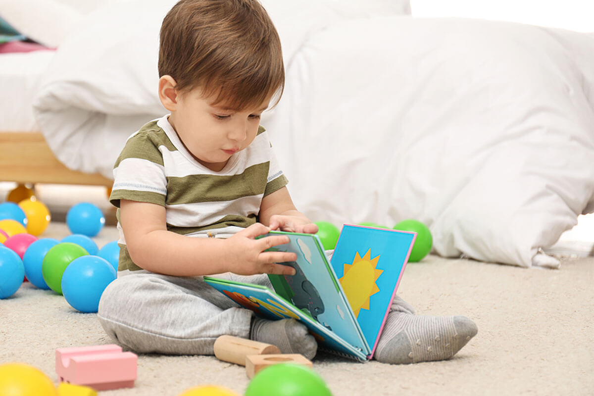 Decorate your children's reading corner with other toys.