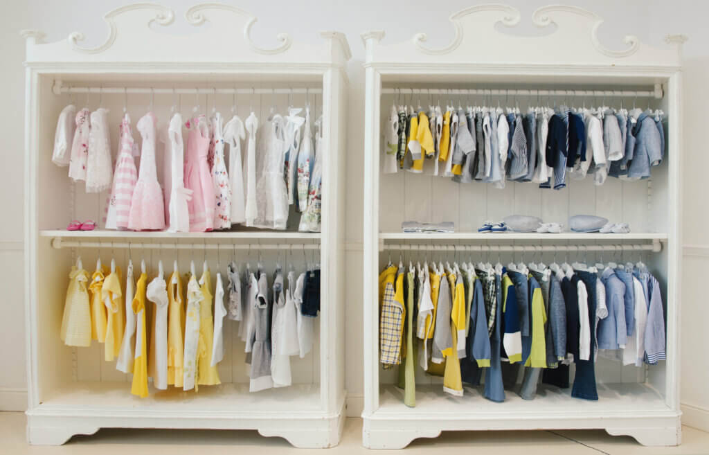 9 idee per organizzare i vestiti del bambino