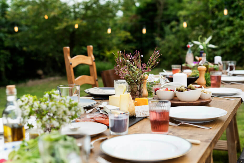 How to decorate the table for the summer