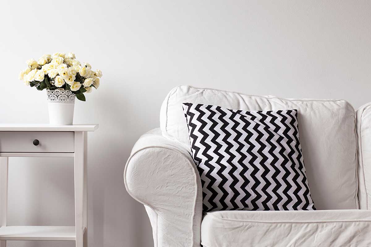 Con dei cuscini puoi rinnovare il tuo divano bianco.