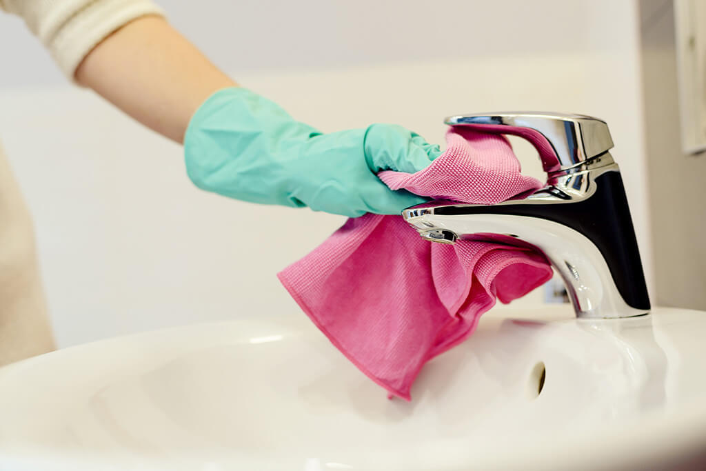 Limpiar el baño en diez minutos: trucos infalibles