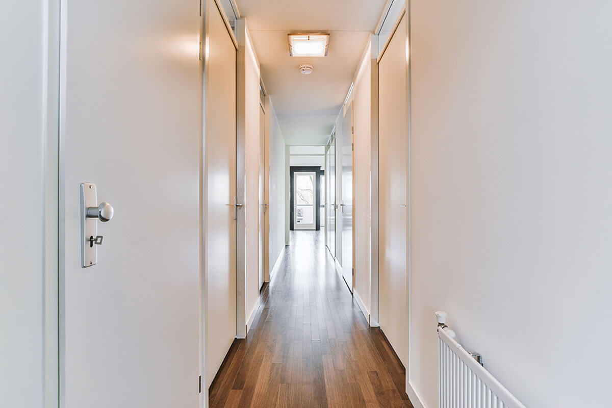 Complement the narrow hallway.
