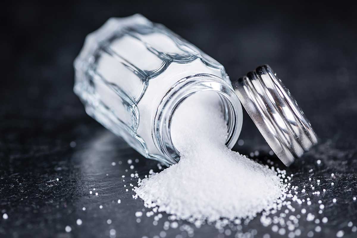 Usa la sal como uno de los remedios caseros para desatascar las tuberías.
