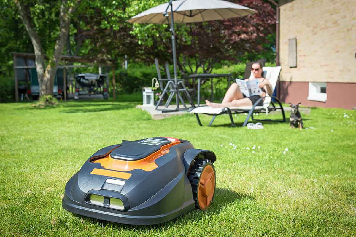 Advantages of the robotic lawnmower.