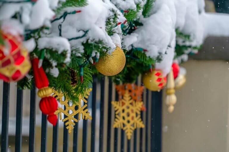 ¿Cómo decorar los balcones en Navidad? 6 ideas