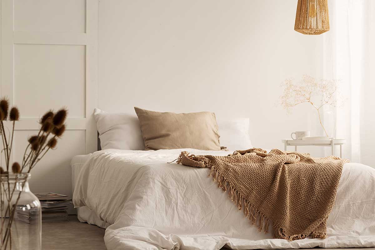 Natural bedding is one of the 2022 trends in bedrooms.
