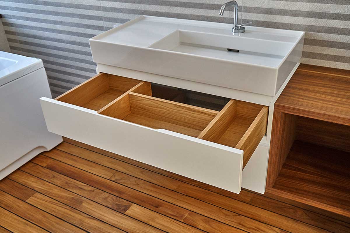 Aprende a cuidar los tipos de madera que puedes usar en el baño.