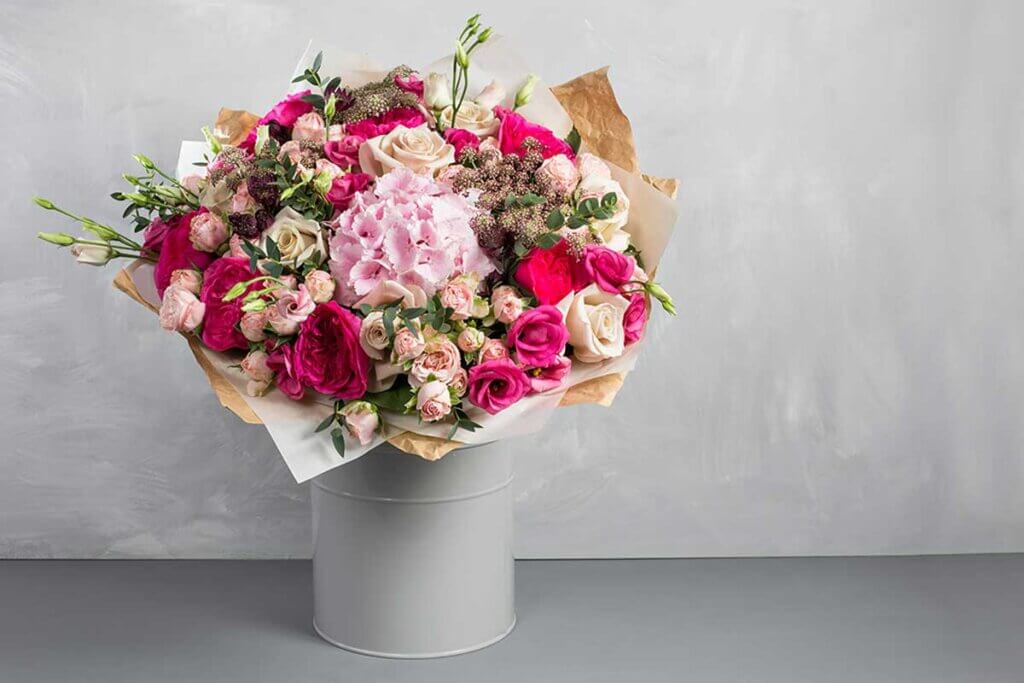 Give mom a beautiful bouquet of roses on her day.