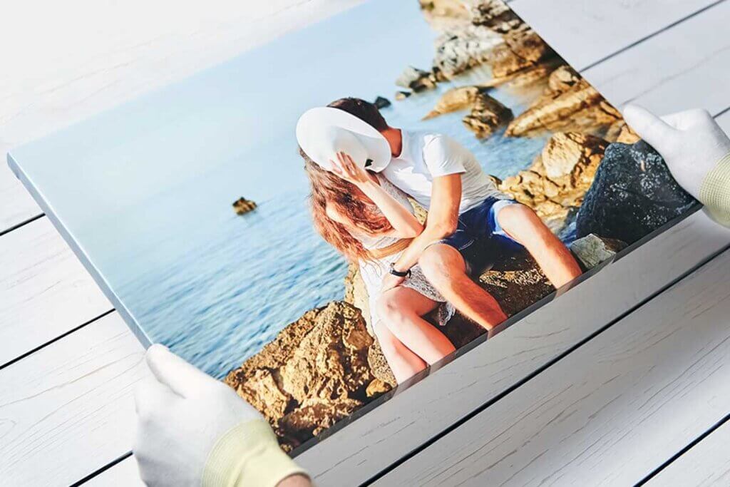 Discover the advantages of decorating personalized canvases with photos.