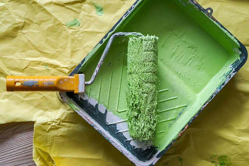 Gebruik de groene tint die jij het mooist vindt om de meubels in je keuken te schilderen met krijtverf.
