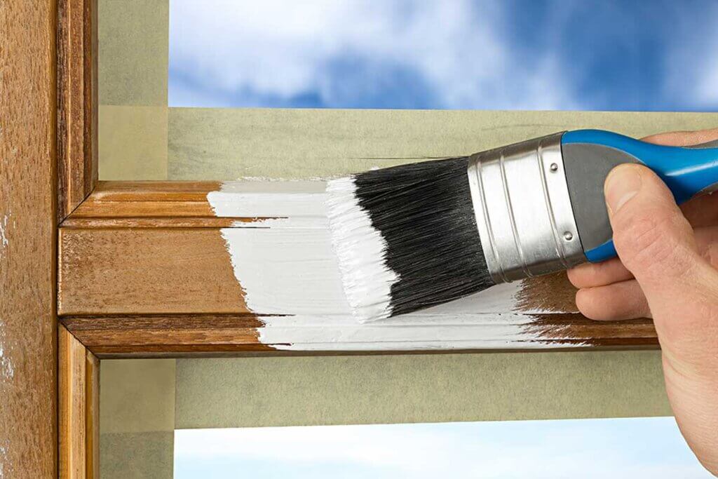Gebruik krijtverf om kozijnen en deuren te schilderen.