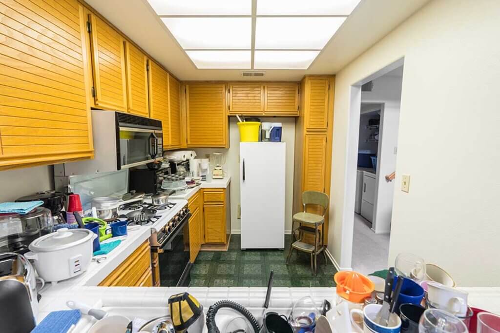 Met een rommelige en vuile keuken ziet het er meer dan saai uit.
