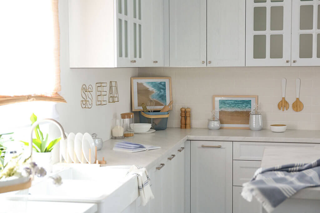Scopri come scegliere il piano di lavoro in base al tono chiaro della tua cucina.