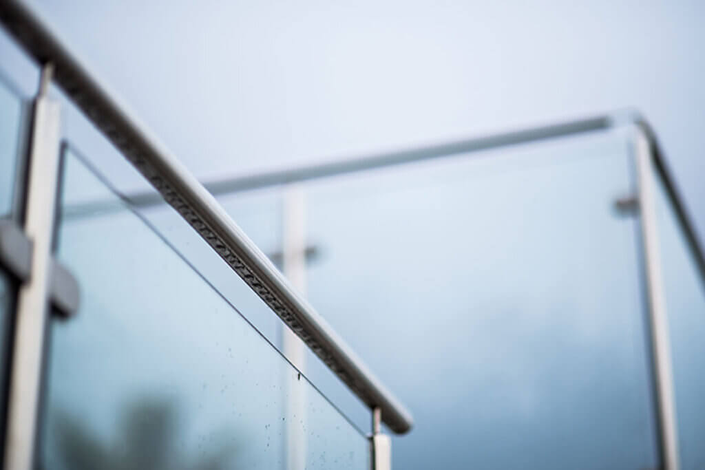 Unas barandas de metal complementarán muy bien tus escaleras de cristal.