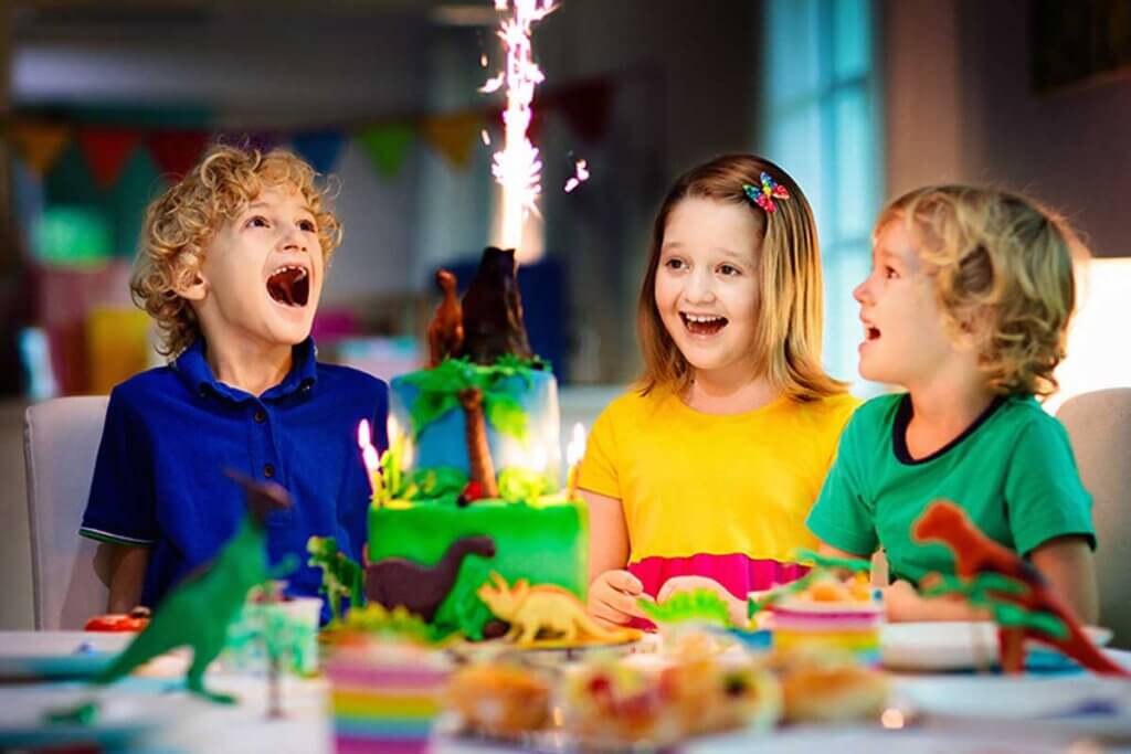 Het dinosaurusthema is een uitstekend idee om een kinderverjaardagsfeestje te versieren.