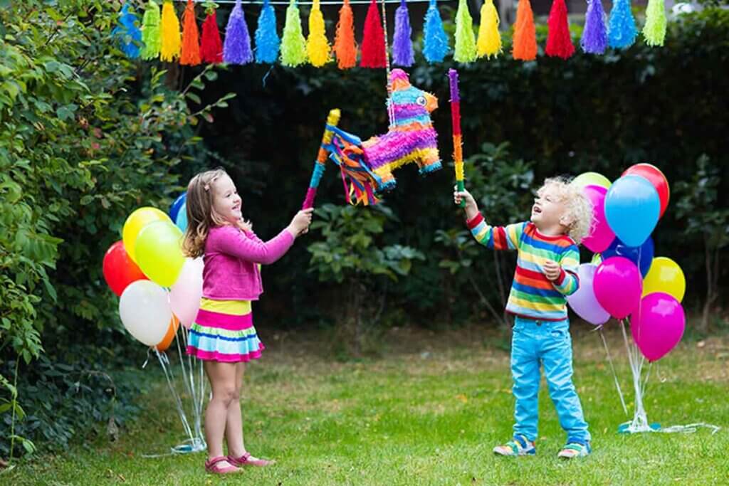 Onder de ideeën voor een kinderverjaardag zijn de slingers en de piñata.