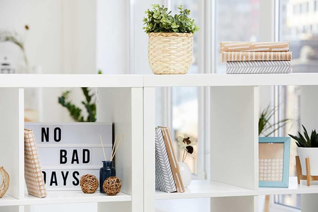 Gebruik je open boekenkast om ruimtes te scheiden