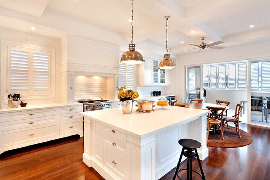Houten vloeren passen heel goed in witte keukens.