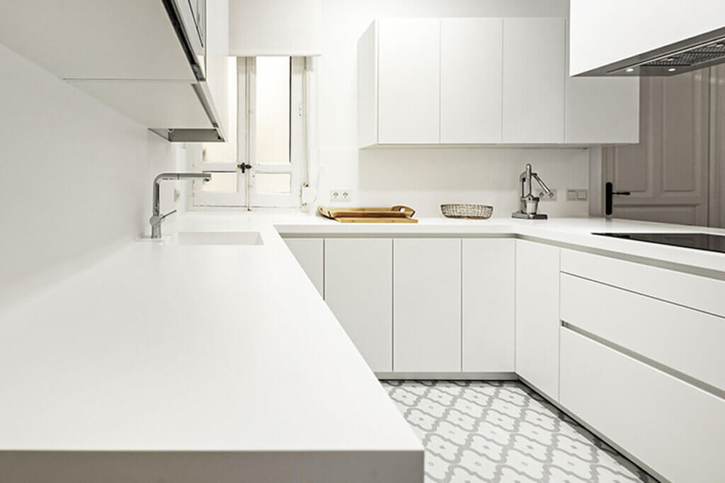 Una gran opción para las cocinas blancas son los suelos con contrastes sutiles.
