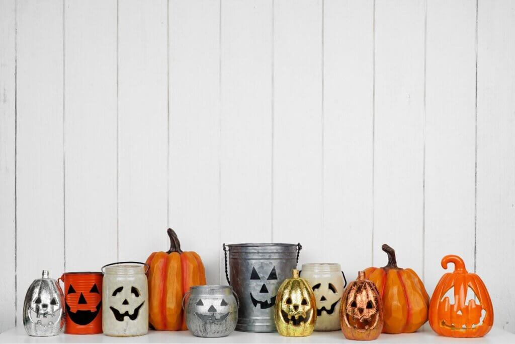 Estos lindos portavelas para Halloween hechos con latas encantarán a tus visitantes.