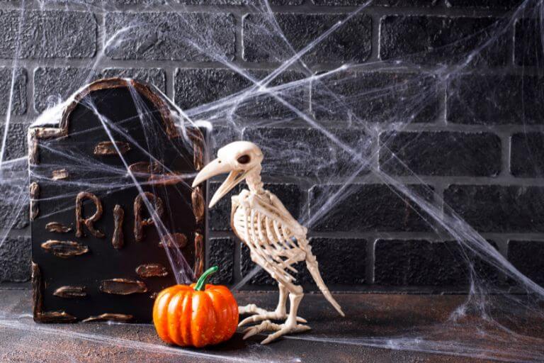 Después de leer estas ideas DIY para decorar en Halloween podrás hacer unas lápidas para el jardín.