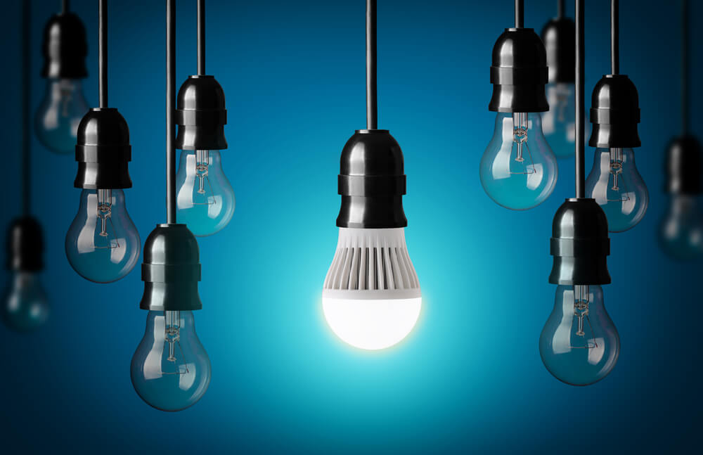 Una de las mejores opciones son las luces LED, pues tienen una larga vida útil.