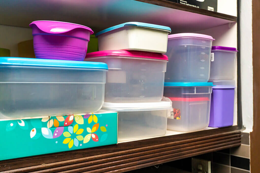 The lunch boxes are one of those things that you should stop storing in excess in your kitchen furniture, learn how to select them.