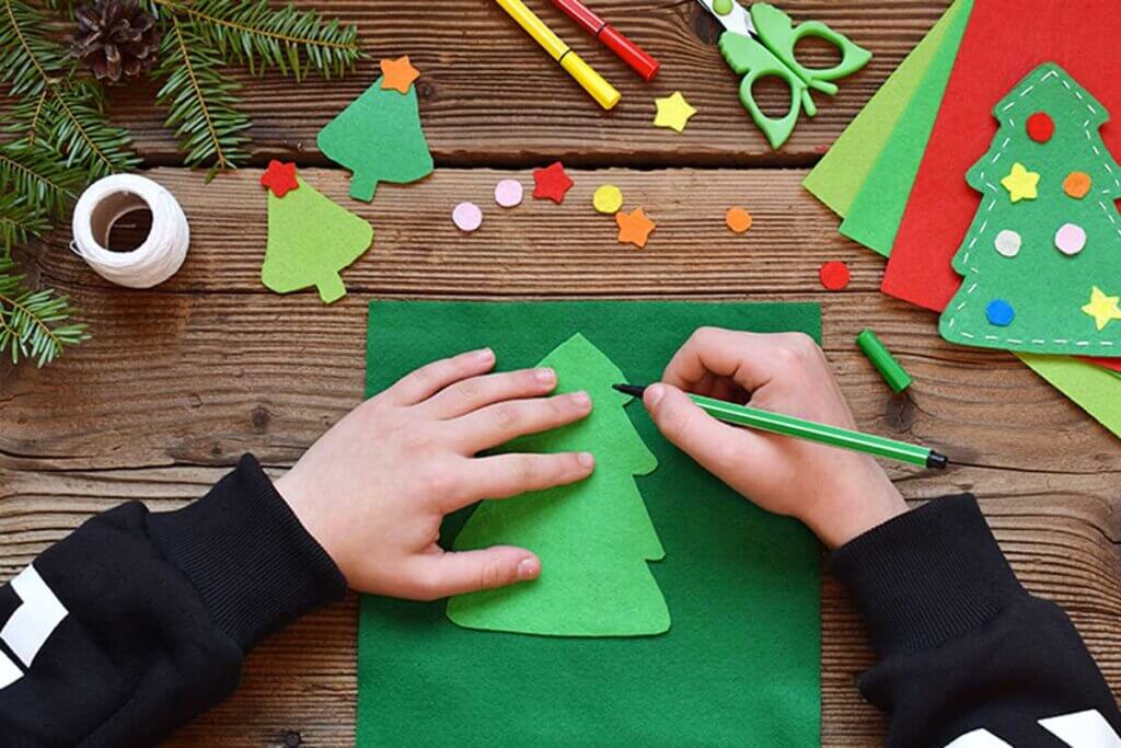 Si has elegido hacer una tarjeta de árbol de Navidad, te detallamos el paso a paso de cómo hacerla.