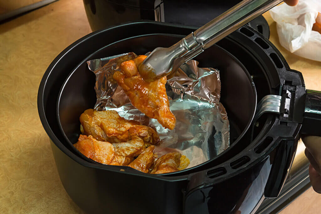 To facilitate the cleaning of the fryer it is good to make an aluminum foil basket, which will retain the remains of food.