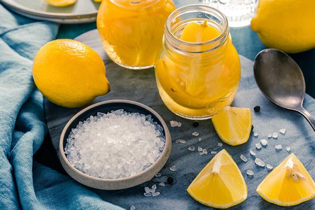 Grof zout en citroensap is een van de beste trucs om de gootsteensifon choon te maken en slechte geuren te verwijderen.