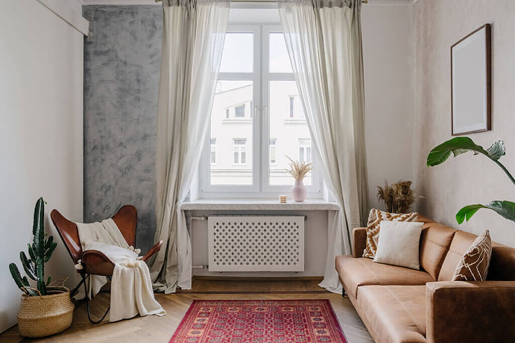 Una buena idea para decorar tus espacios bajo la ventana es instalar allí un radiador, si es que lo necesitas.