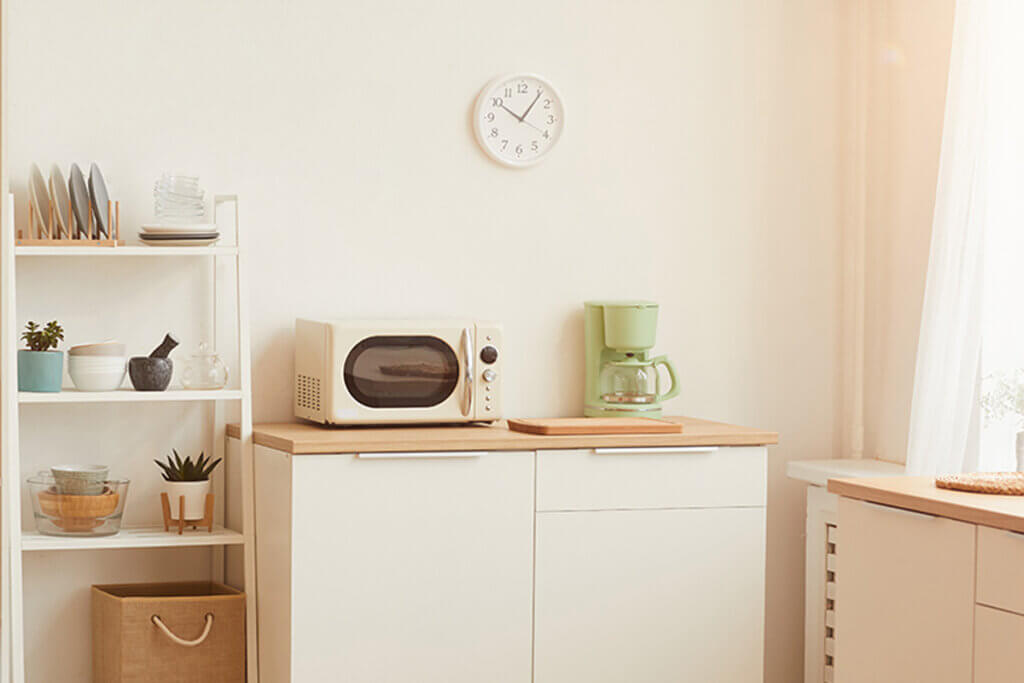 El microondas es uno de los electrodomésticos retro que no podrá faltarte.