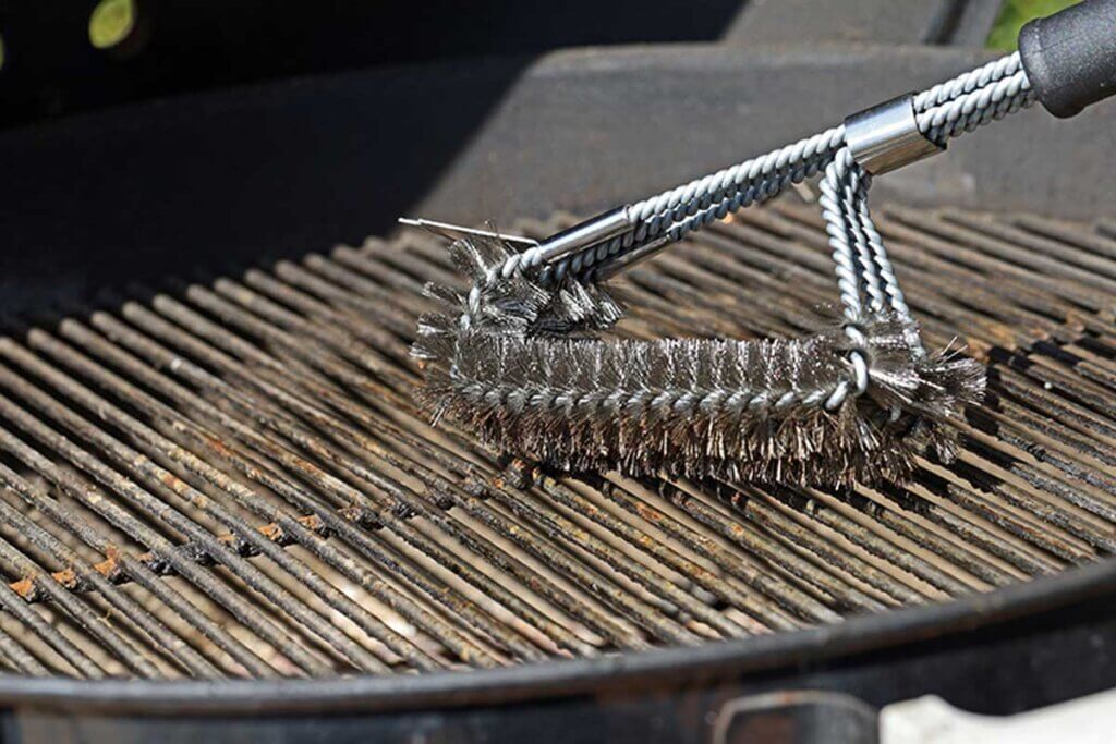 To clean the barbecue you need good brushes, they are used to remove the remains of stuck food.