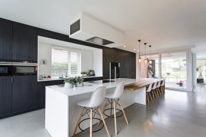 Cucina con pavimento in cemento lucidato in grigio (colore naturale) 
