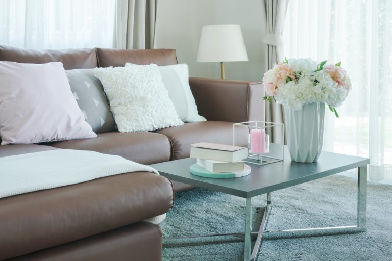 Disporre i cuscini sul divano: 5 consigli
