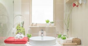 Lavandino e specchio del bagno con un tocco femminile