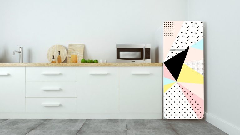 cucina bianca con frigorifero colorato