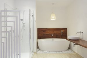 vasca e doccia in bagno decorazione a legno