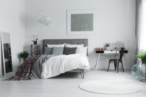 Camera da letto minimalista con colori caldi.