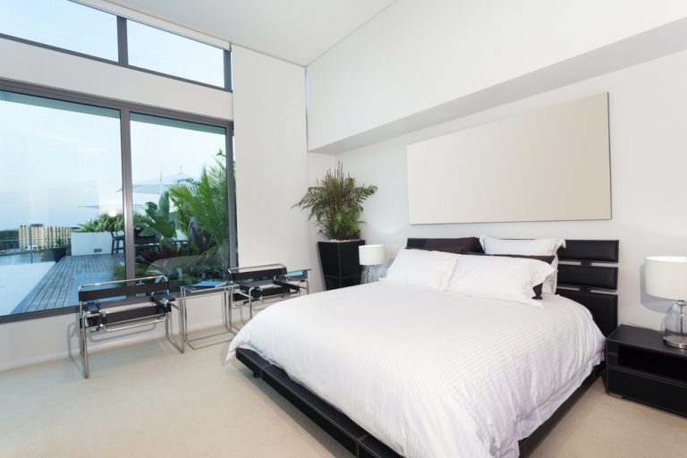 camera da letto con piumone in bianco stile semplice