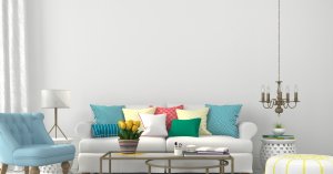  Cuscini colorati su un divano su bianco